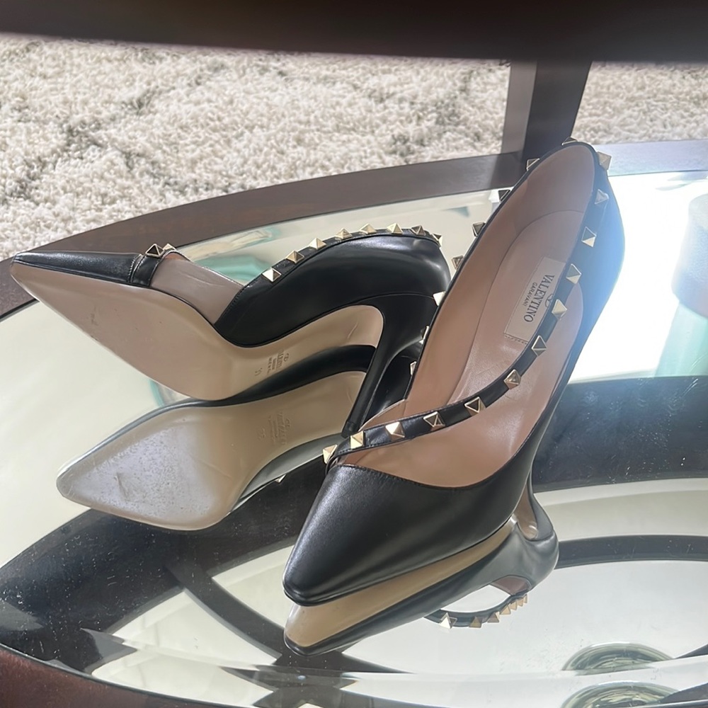 Valentino black pumps like new